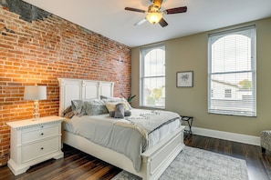 2 bedrooms, desk, iron/ironing board, Internet