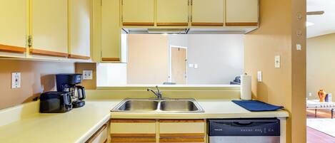 Fridge, microwave, stovetop, dishwasher