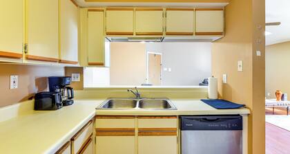 Nurse-Ready Richmond Condo 4 Mi to Medical Centers