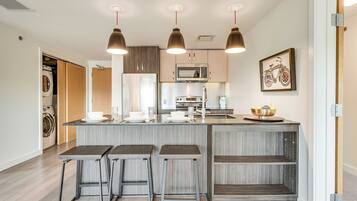 Refrigerador, microondas, parrilla de estufa y lavavajillas