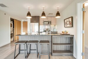 Kühlschrank, Mikrowelle, Herdplatte, Geschirrspüler