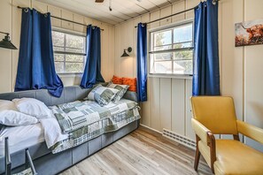 3 عدّة غرف نوم وخدمة الإنترنت وملاءات أسرّة