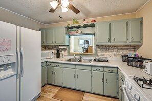 Fridge, microwave, stovetop, cookware/dishes/utensils - 2 Mi to Dtwn Newark: Pet-Friendly Home! (Newark)