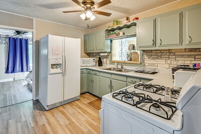 2 Mi to Dtwn Newark: Pet-Friendly Home!