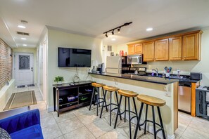 Kjøleskap, mikrobølgeovn, kokeplater og oppvaskmaskin