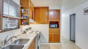 Køleskab, mikrobølgeovn, kogeplade, kaffe-/temaskine