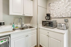 Kjøleskap, mikrobølgeovn, kaffetrakter/tekoker og brødrister