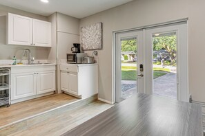 雪櫃、微波爐、咖啡機/沖茶器、多士爐