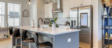 ثلاجة، ميكروويف، موقد طهي مسطح، غسالة أطباق