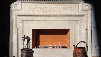 Frigobar, cofres nos quartos, cortinas blackout, quartos à prova de som