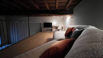 Exclusive Studio Suite, 1 Queen Bed, Non Smoking, City View | Hypo-allergenic bedding, minibar, in-room safe, blackout drapes