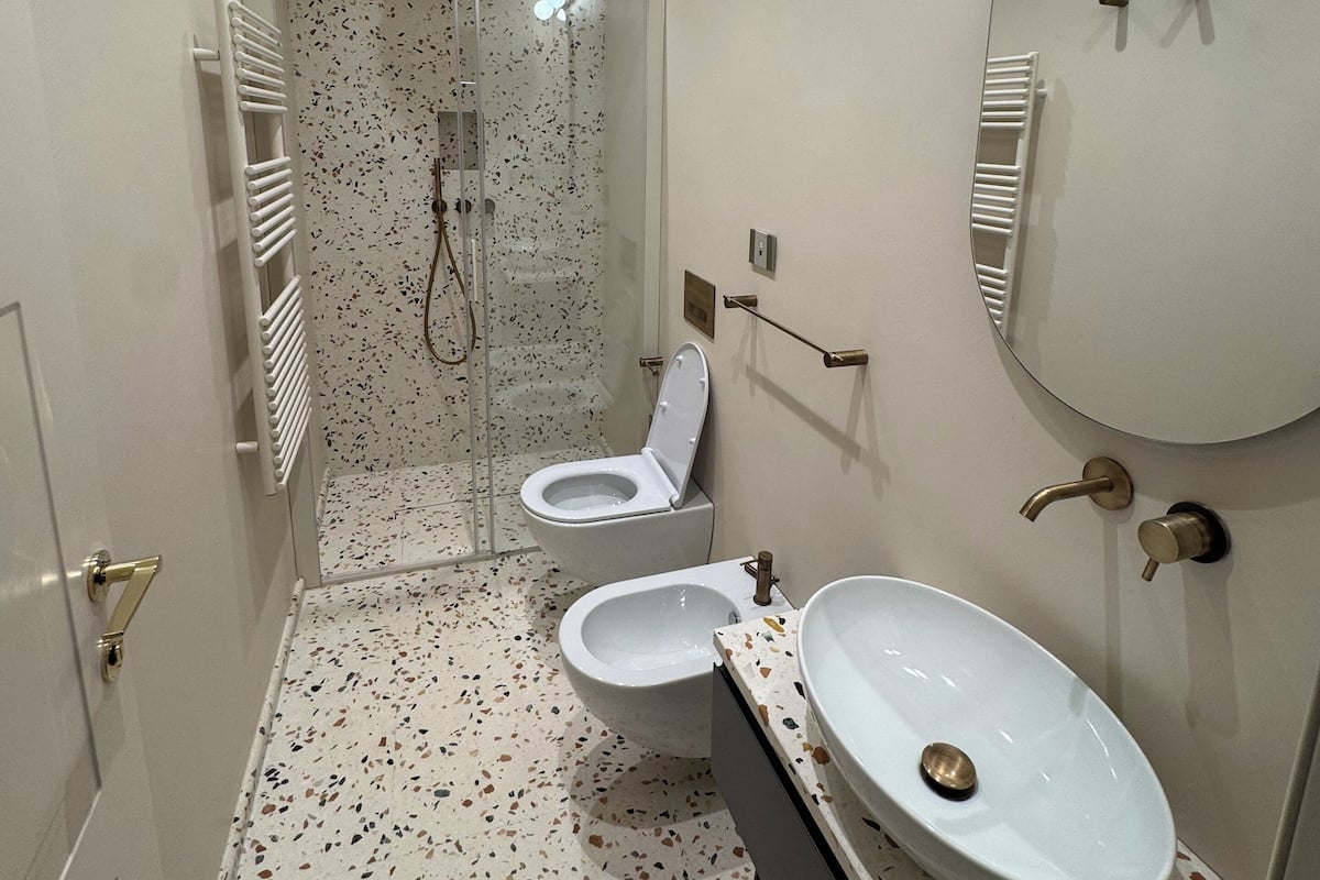 Quarto casal luxo | Banheiro | Secador de cabelo, chinelos, toalhas de banho, sabonete
