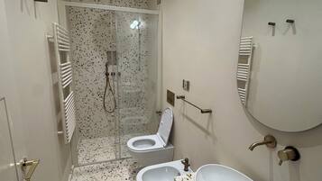 Habitación doble Deluxe | Baño | Secadora de cabello, pantuflas, toallas, jabón