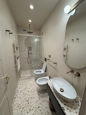 Quarto casal luxo | Banheiro | Secador de cabelo, chinelos, toalhas de banho, sabonete
