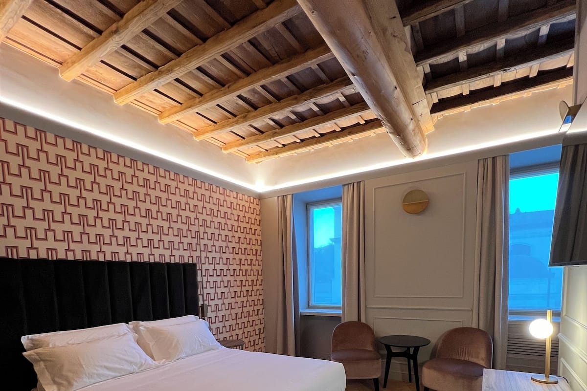 Phòng Suite Junior, 1 giường cỡ queen, phòng tắm hơi | Bộ đồ giường kháng dị ứng, minibar, két bảo mật tại phòng 