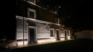 Ένα σύγχρονο κτίριο με μια φωτεινή είσοδο και πολλές πόρτες.