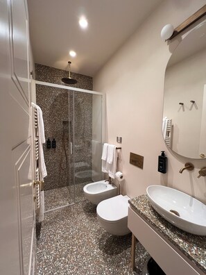 Deluxe Room, 1 Queen Bed | Bathroom | Free toiletries, hair dryer, slippers, bidet - Villa Clementi Boutique Hotel (Cave)