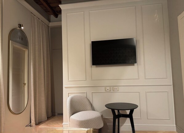 Deluxe Double Room | In-room safe, blackout drapes, soundproofing, free WiFi