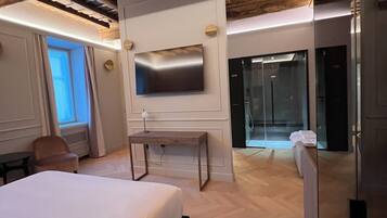 Junior Studio Suite | Hypo-allergenic bedding, minibar, in-room safe, blackout drapes