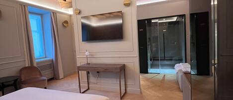 Hypo-allergenic bedding, minibar, in-room safe, blackout curtains