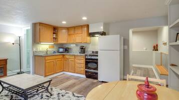 Coffee/tea maker, cookware/dishes/utensils, dining tables