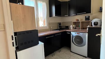 Frigorifero, microonde, macchina per tè/caffè, bollitore elettrico