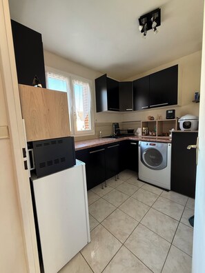 Kühlschrank, Mikrowelle, Wasserkocher mit Kaffee-/Teezubehör