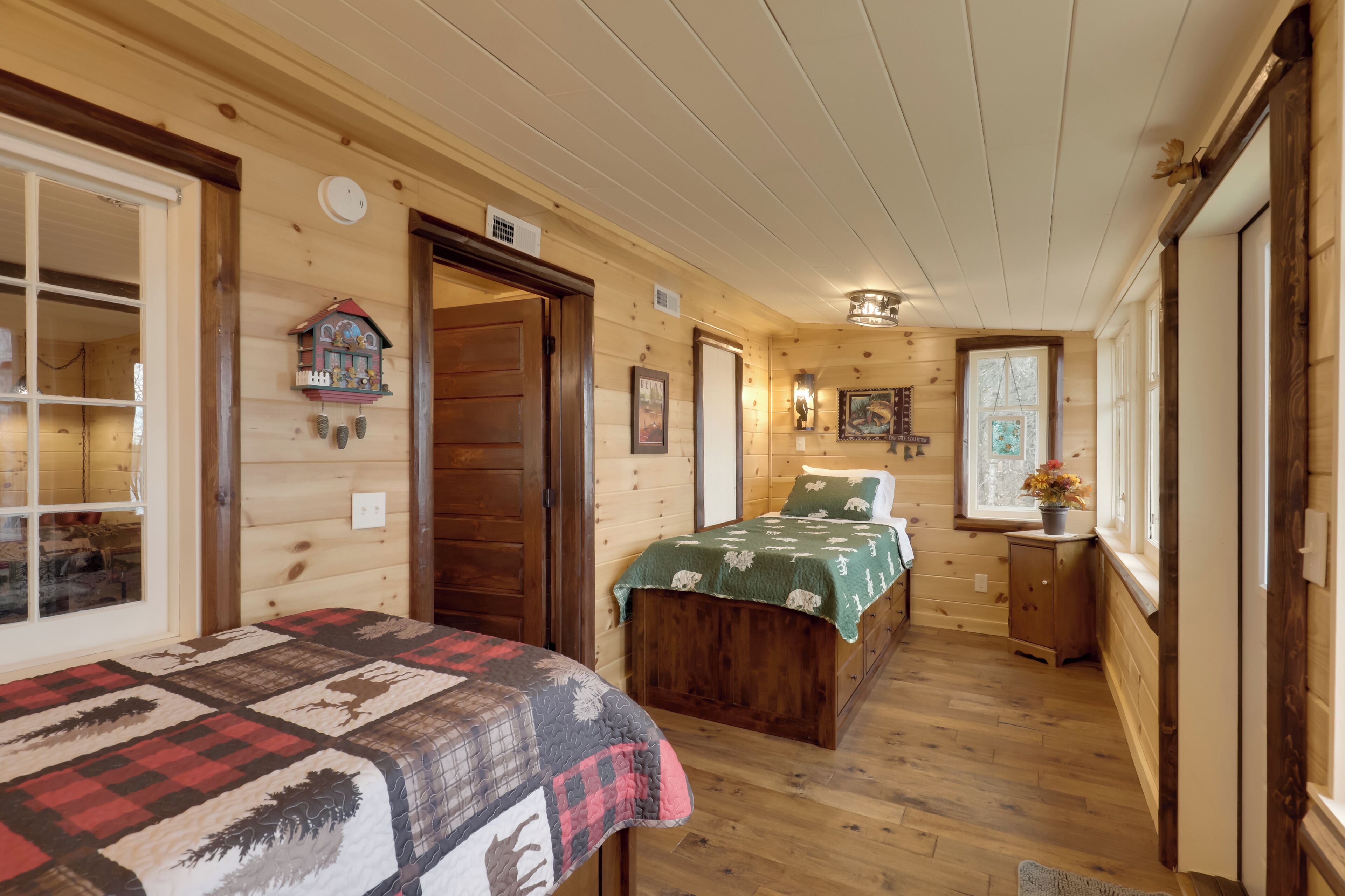 4 bedrooms, desk, travel crib, internet