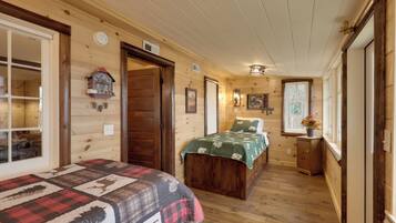 4 bedrooms, desk, travel crib, internet