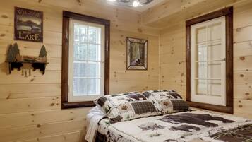 4 bedrooms, desk, travel crib, internet