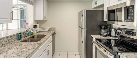 ثلاجة، ميكروويف، موقد طهي مسطح، غسالة أطباق