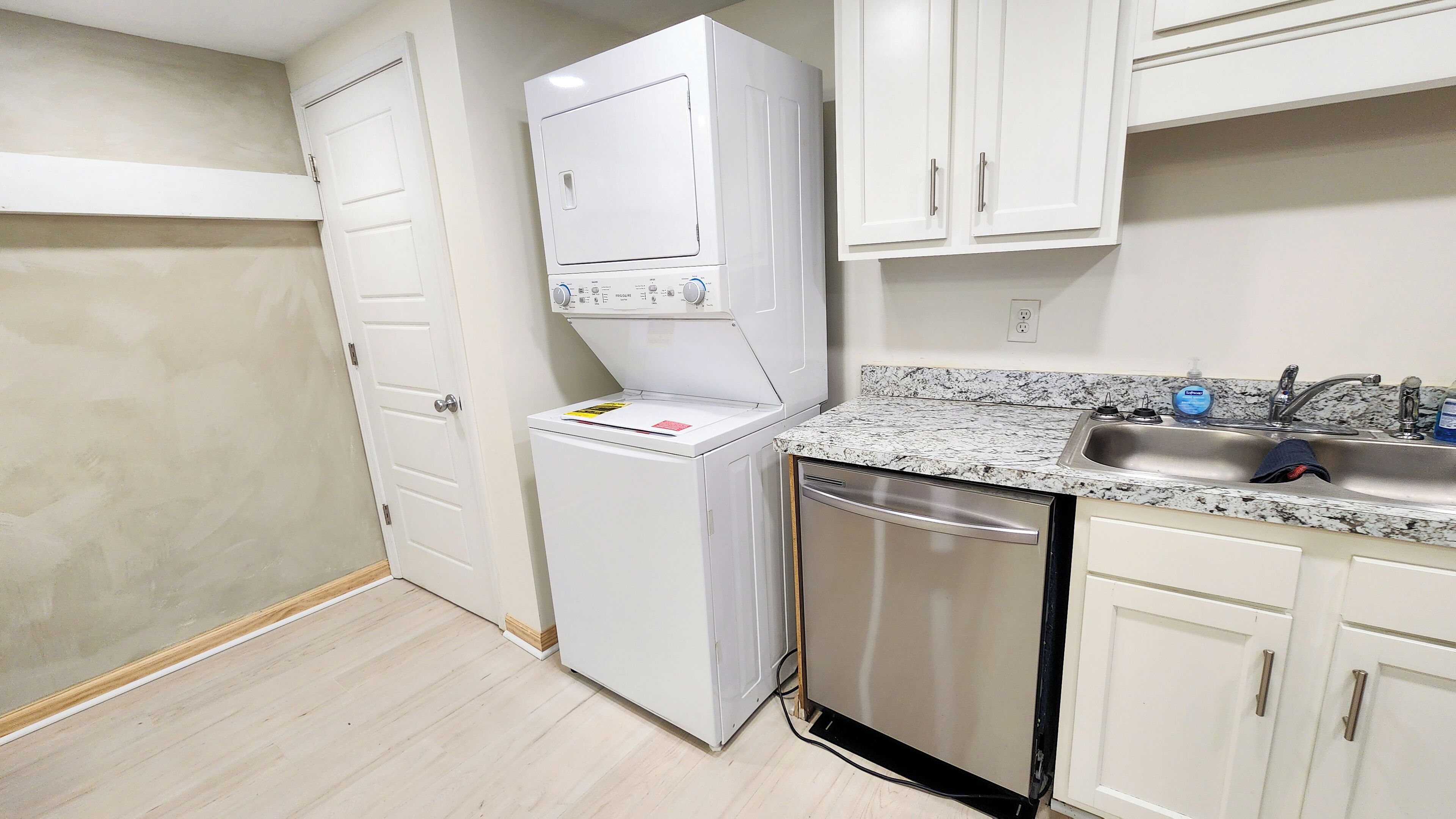 Een magnetron, een oven, een kookplaat, een vaatwasser