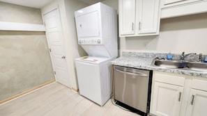 Een magnetron, een oven, een kookplaat, een vaatwasser