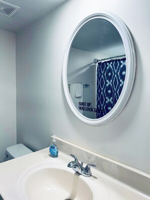 Een haardroger, handdoeken, zeep, toiletpapier