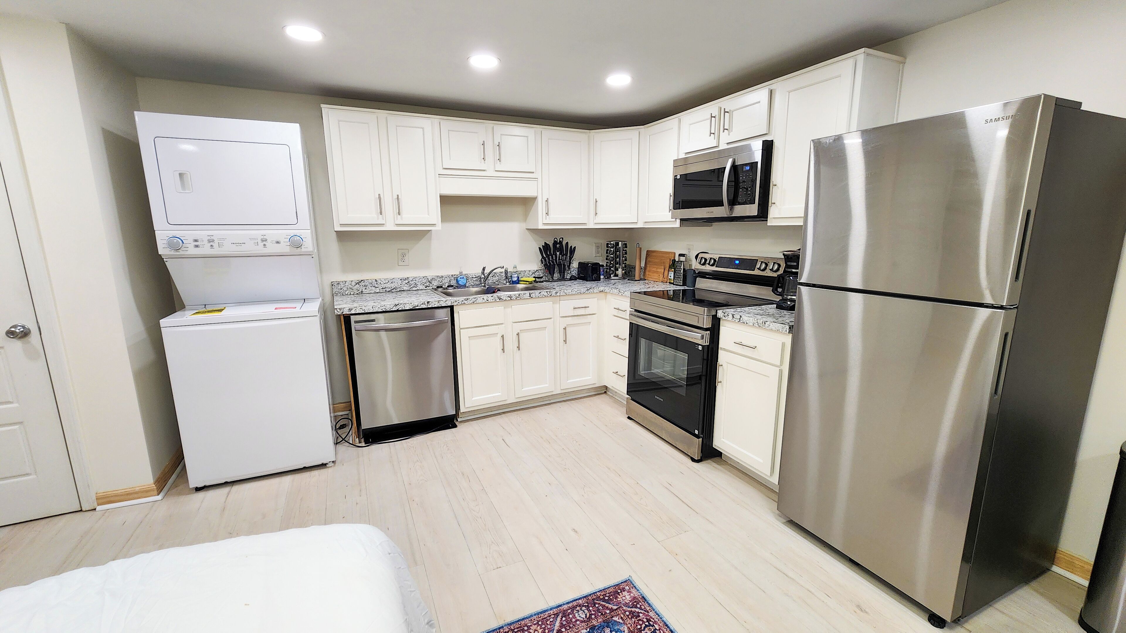 Een microgolfoven, een oven, een kookplaat, een vaatwasser