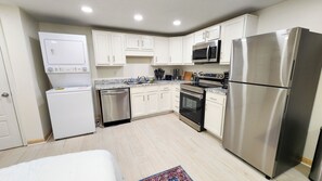 Een magnetron, een oven, een kookplaat, een vaatwasser