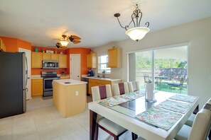 Fridge, microwave, stovetop, dishwasher - Games, Bikes & Kids’ Play Area: Ocala Family Home (Ocala)