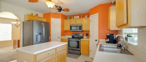 Réfrigérateur, micro-ondes, plaque de cuisson, lave-vaisselle