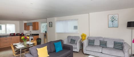 Superior Apartment, Balcony, Marina View | Ruang tamu | TV skrin rata