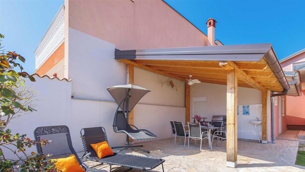 A covered outdoor area with a table, chairs, and a grill. - Kuća za odmor Barbariga-Betiga (Vodnjan)