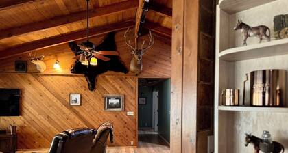 Hunters & Fishers Lodge — 4BR with River Access