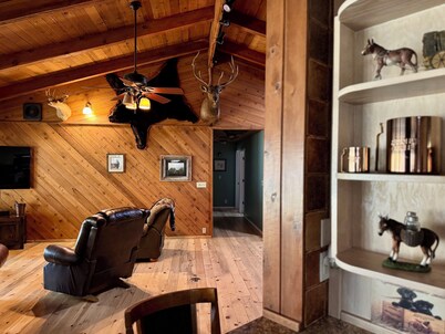 Hunters & Fishers Lodge — 4BR with River Access