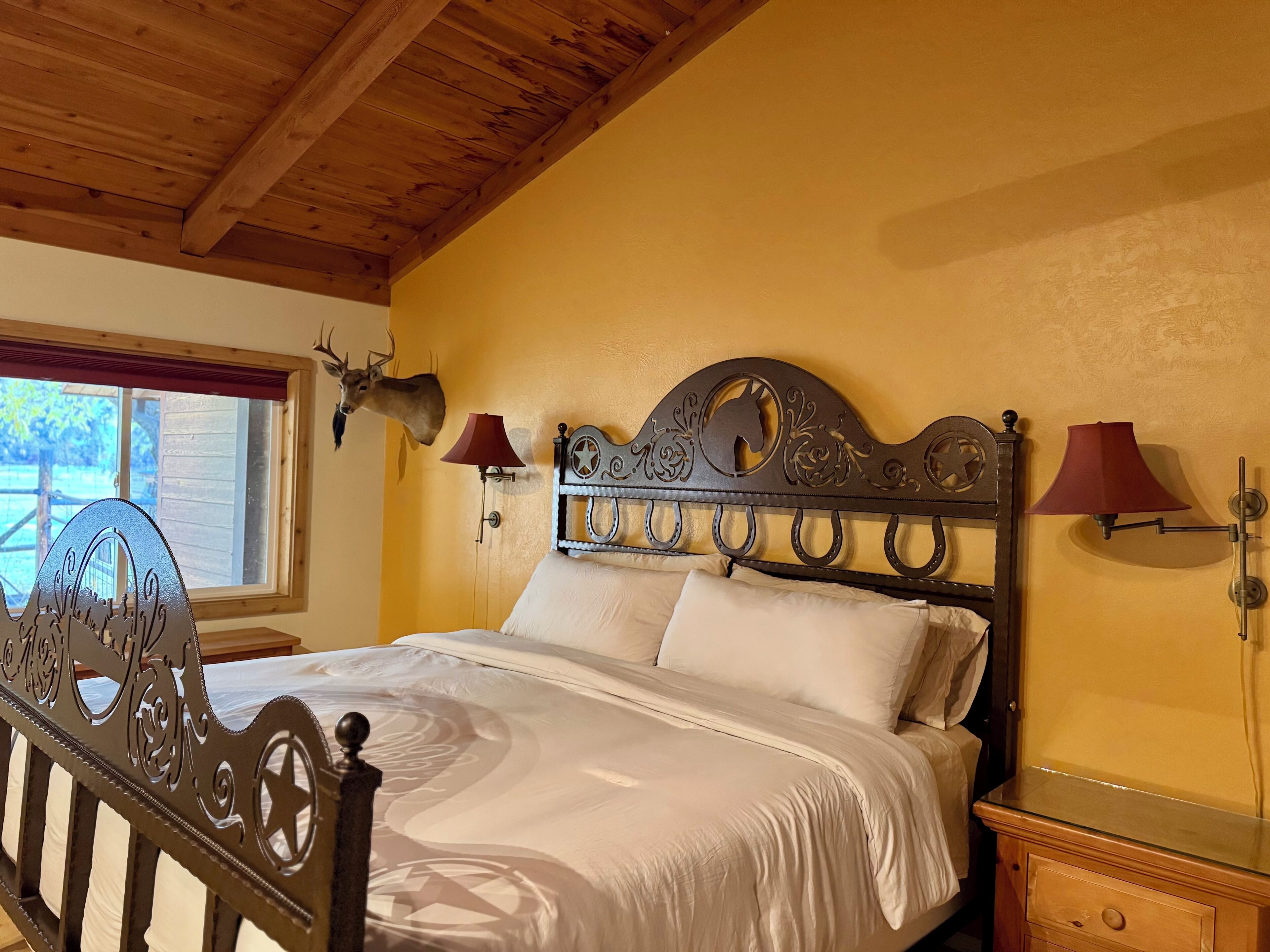 4 bedrooms, iron/ironing board, WiFi, bed sheets