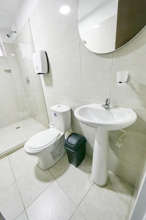 Habitación doble Deluxe, patio | Baño