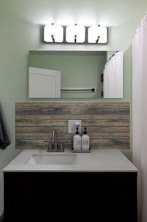 Shower, hair dryer, towels, soap - Ottawa Family Nest – Cozy, Fun & Fresh Eggs! (Ottawa)