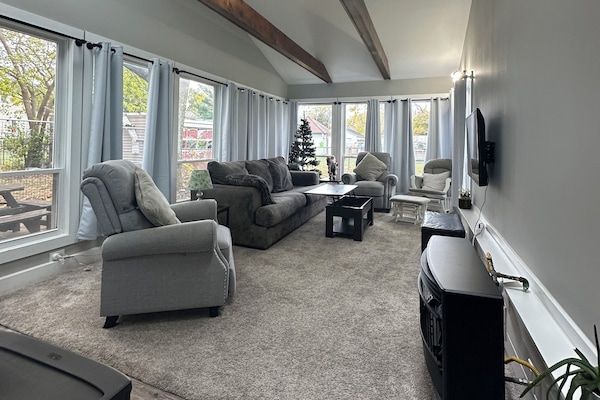 TV connectée, cheminée, livres