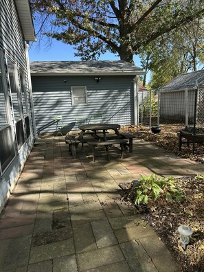Outdoor dining - Ottawa Family Nest – Cozy, Fun & Fresh Eggs! (Ottawa)