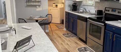 冷蔵庫、電子レンジ、オーブン、コンロ