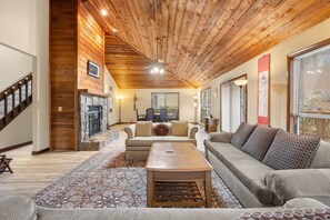 Smart-TV, peis og bøker