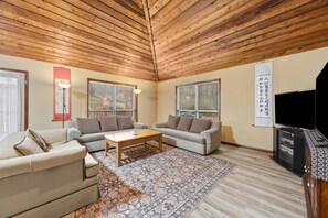 Smart-TV, peis og bøker